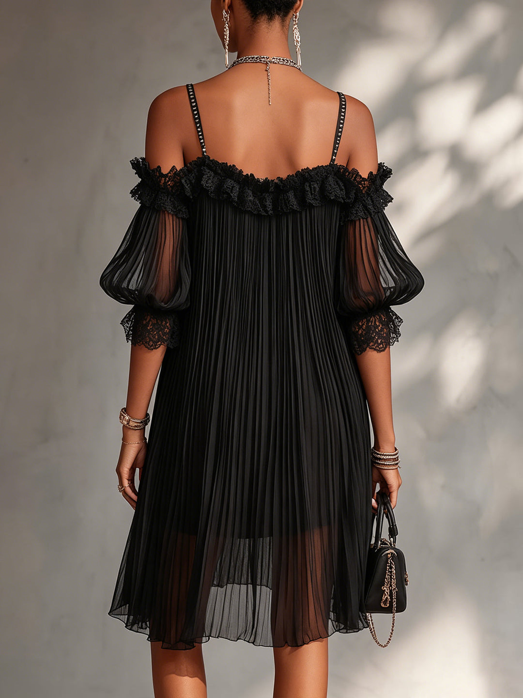 Victoire | Mini-robe Noire en Mousseline à Épaules Dénudées